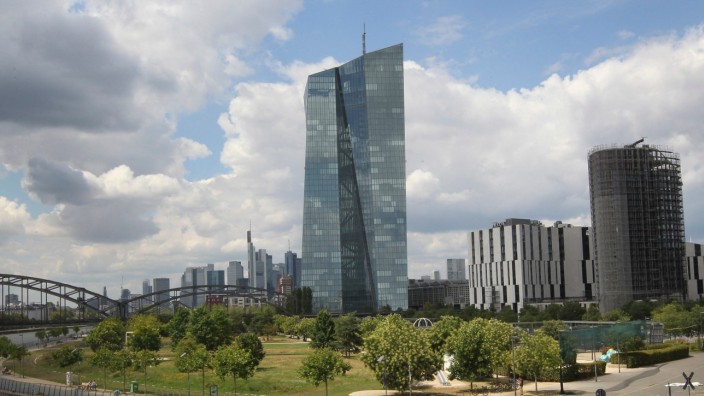 Banken: Hier fallen die Entscheidungen, die auch die Bankkunden sehr spüren: Das Hochhaus der Europäischen Zentralbank (EZB) in Frankfurt.