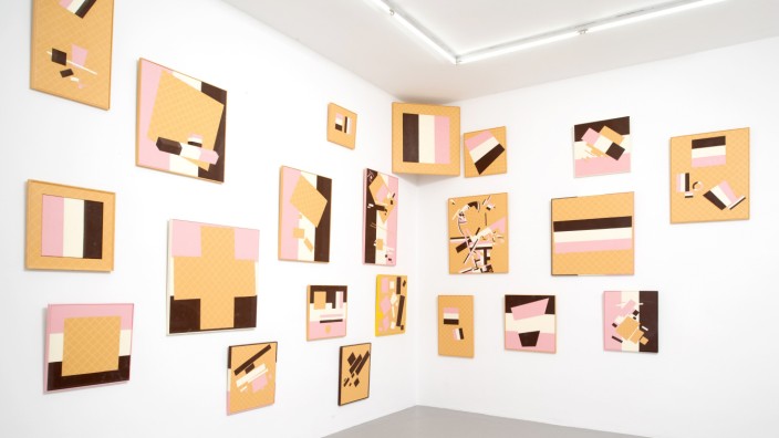 Jahresausstellung der Münchner Kunstakademie: Die Präsentation "Große Happen in der 2. und 4. Dimension" von Hank Schmidt in der Beek, wie sie im Sommer 2020 in der Münchner Galerie Christine Mayer zu sehen war.