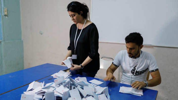 Tunesien: Nicht allzu viel zu zählen haben die Wahlhelfer in Tunesien gehabt: Nur knapp 28 Prozent der Wahlberechtigten haben beim Verfassungsreferendum ihre Stimme abgegeben.