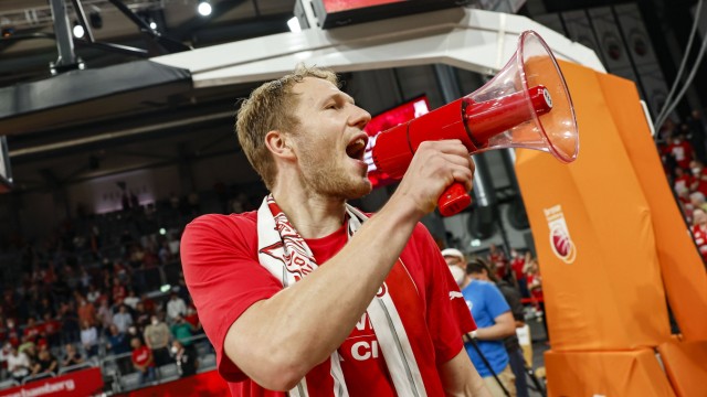 Basketball: Bamberger Fixpunkt: Kapitän Christian Sengfelder hat vorzeitig verlängert, hier freut er sich mit den Fans über den Einzug in die Playoffs.