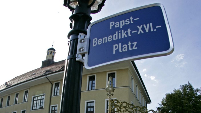 Nach dem Kirchenskandal: Im Juli 2011 ist der Platz vor dem Traunsteiner Landratsamt nach Papst Benedikt XVI. benannt worden.