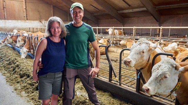 Landwirtschaft: Petra und Thomas Unkelbach in ihrem Kuhstall in Hergolding bei Vaterstetten.
