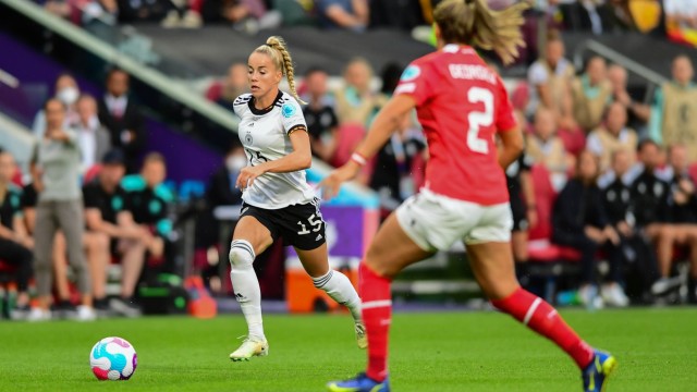 EM-Halbfinale Deutschland gegen Frankreich: Hätte gegen Österreich beinahe getroffen, doch der Pfosten stand im Weg: Giulia Gwinn (links).