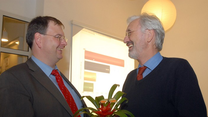 Klima-Werkstatt: Unterhachings Bürgermeister Wolfgang Panzer und sein Vorgänger Erwin Knapek auf einem alten Bild. Heute schenken sich die beiden keine Blumen mehr.