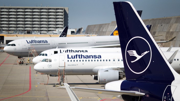 Flugreisen: An diesem Mittwoch streicht die Lufthansa fast alle Flüge in Frankfurt und München. (Im Bild: Lufthansa-Maschinen am Frankfurter Flughafen im Jahr 2020).