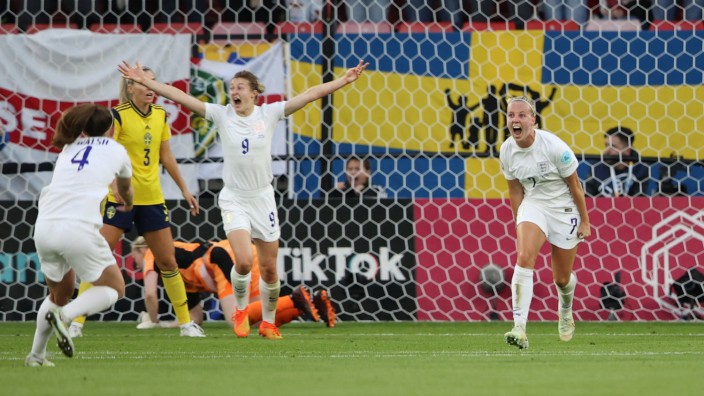 Fußball-EM: Wuchtiger Auftakt: Beth Mead (r.) und ihre Teamkolleginnen feiern den Treffer zum 1:0.