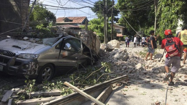 Naturkatastrophe: In Ilocos Sur wurde ein Auto unter den Trümmern begraben.
