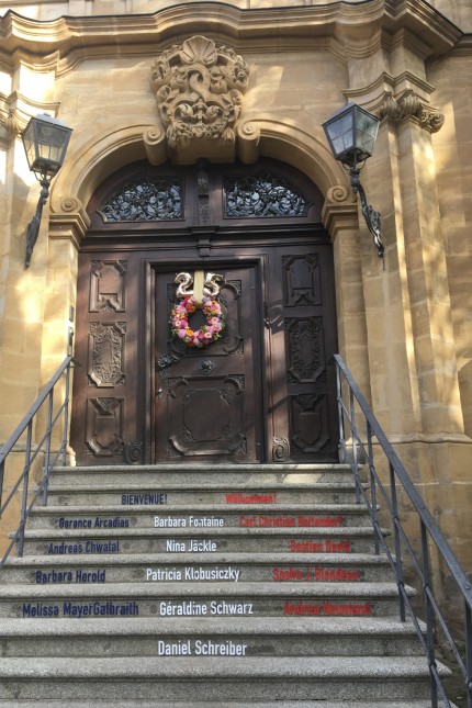 Künstlerhaus: Auf der Eingangstreppe sind die Namen der Stipendiaten des derzeitigen deutsch-französischen Jahrgangs zu lesen.