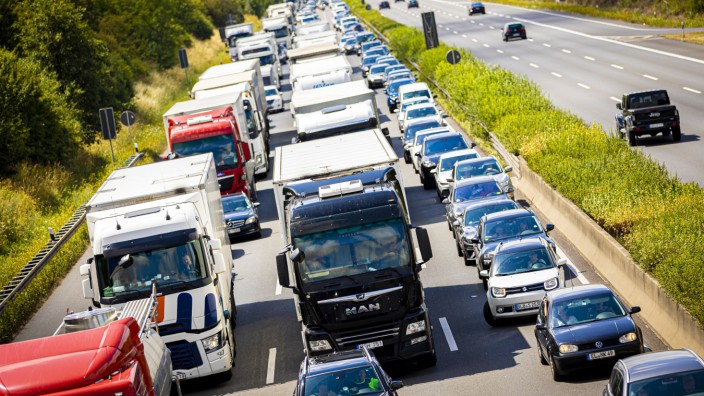 Tipps von Experten: Ferienstau: Auf der Autobahn A 2 stauen sich Fahrzeuge, ohne eine Rettungsgasse zu bilden.
