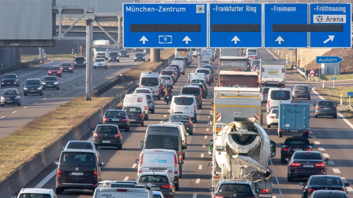 Verkehr in Bayern: Die A9 Richtung München ist schon in normalen Zeiten stark befahren, in den Sommerferien kommt es immer wieder zu langen Staus gen Süden.