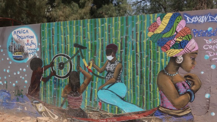 Street-Art in Dakar: Graffiti-Wand mit Botschaft: Frauen können ein Fahrrad reparieren. Das rührt an Geschlechterklischees.