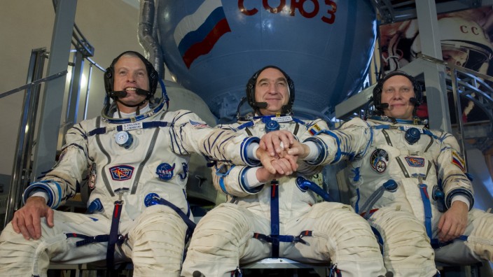 Weltraumpolitik: Bisher arbeiteten die Weltraumfahrer auf der internationalen Raumstation ISS gut zusammen, wie hier der amerikanische Astronaut Steven Swanson (li.) und die russischen Kosmonauten Alexander Skworzow und Oleg Artemjew (re.) bei einem Trainingseinsatz.
