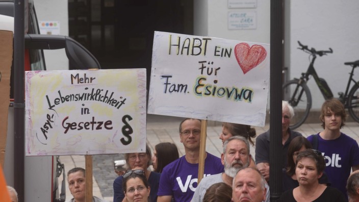 Asylpolitik: Bei einer Kundgebung auf dem Dachauer Rathausplatz vergangene Woche fordern viele Menschen die Rückholung der Familie Esiovwa.