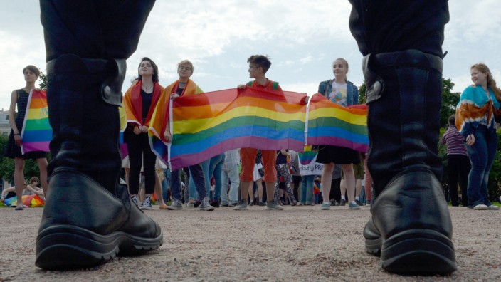 Freiheitsrechte: Es gibt sie auch in Russland, und im Sommer 2017 sah man sie noch auf den Straßen von Sankt Petersburg der Polizei trotzen: LGBTQ-Personen und ihre Unterstützer.