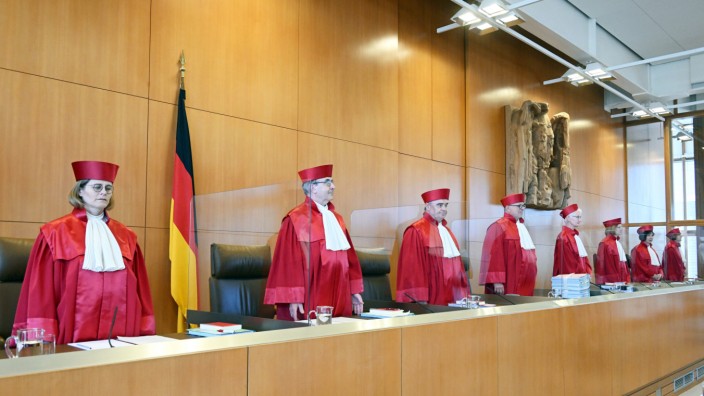 Bundesverfassungsgericht: Befasst mit den wesentlichen Fragen zu Europa: der Zweite Senat des Bundesverfassungsgerichts bei der mündlichen Verhandlung.