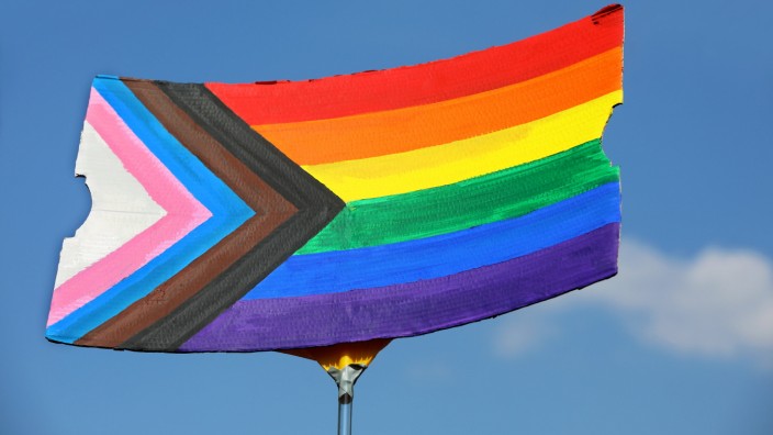 Gleichbehandlung: Demoschild auf der Berliner Pride Parade 2020. Die Regenbogenfarben und der fünffarbige Pfeil stehen für Inklusion und Fortschritt.