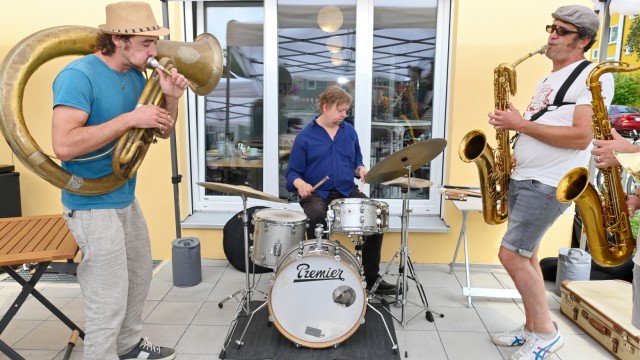 Bis zum Jahr 2025: Da liegt Musik drin: die Express Brass Band bei der Eröffnung des Alte-Heimat-Treffs mit Wohncafé.