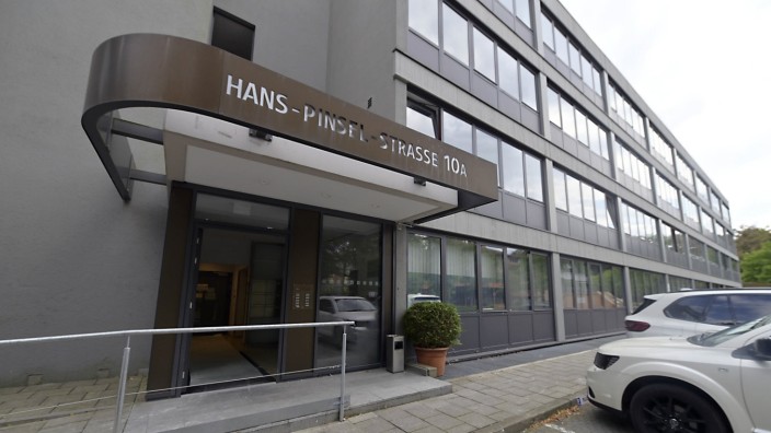 Planungsstillstand: Weil sich die Mitarbeiter der Firmen in dem Bürokomplex an der Hans-Pinsel-Straße in Haar gestört fühlen, dürfen die Schüler den Innenhof nicht in der Pause benutzen.