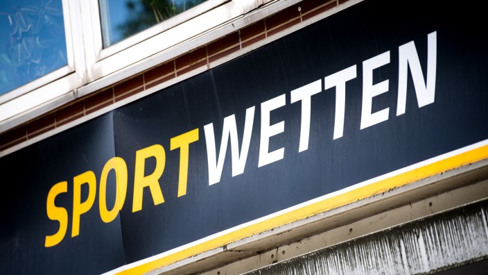 Glücksspielsucht: 32 Sportwettbüros in Bremen droht die Schließung. Keines hat laut Innensenator Mäurer auf Anfrage des Ordnungsamtes die legale Herkunft ihres Gründungskapitals nachweisen können.