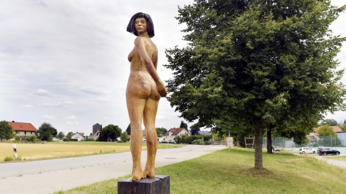 Skulptur von Bildhauerin Martina Kreitmeier: Die 2015 bei einem Holzbildhauersymposium entstandene Skulptur steht wieder am Sportplatz in Lengdorf.