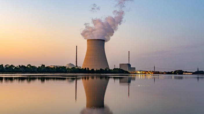 Atomkraftwerk: Wasserdampf steigt aus dem Kühlturm des Atomkraftwerks Isar 2.