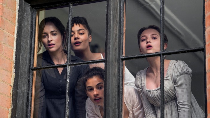 "Überredung" bei Netflix: Die Schauspielerinnen können nichts dafür: Dakota Johnson, Izuka Hoyle, Nia Towle und Mia McKenna-Bruce in "Persuasion".