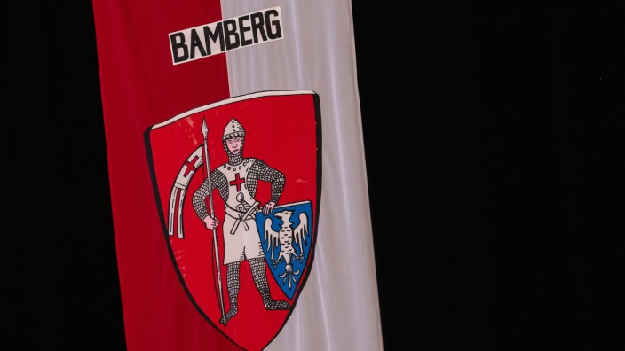 Kommentar: Das Wappen der Stadt Bamberg hängt an einer Wand.