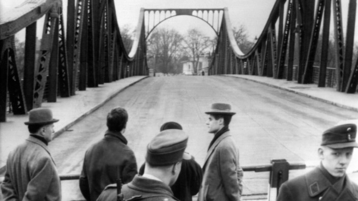 Außenpolitik: Schauplatz des berühmtesten Gefangenenaustausches im Kalten Krieg: die Glienicker Brücke zwischen Berlin und Potsdam, hier in einer Aufnahme von 1962.
