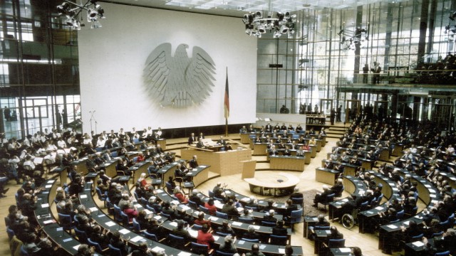 Günter Behnisch: Baumeister der Demokratie: Wirkt heute angenehm bescheiden: der Plenarsaal in Bonn aus dem Jahr 1992.
