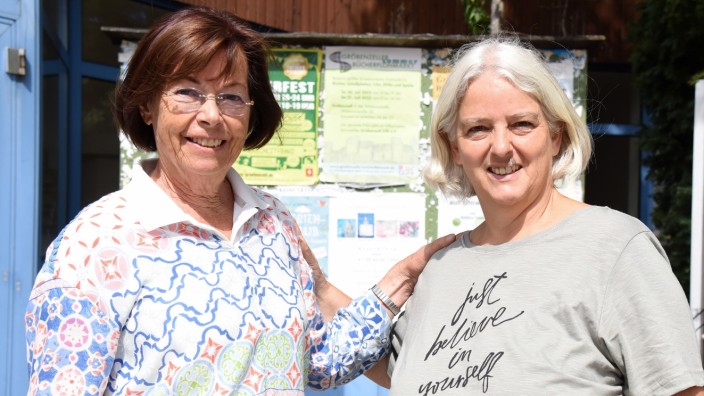 Gröbenzell: Renate Müller (links) und Ulrike Michel organisieren den traditionsreichen Bücherflohmarkt in Gröbenzell.