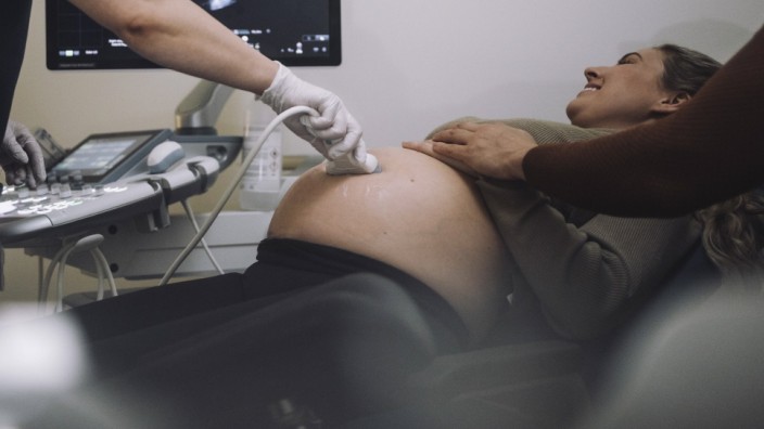 Pränatale Diagnostik: Guter Hoffnung, aber oft auch voller Ängste: Untersuchung einer Schwangeren, hier per Ultraschall.
