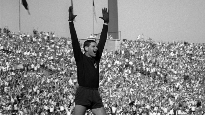 DFB-Pokal am Freitag: Da jubelt der Radi: Torwart Petar Radenkovic im Sechzgerstadion, wo es 1964 schon einmal ein Duell gegen Dortmund gab.