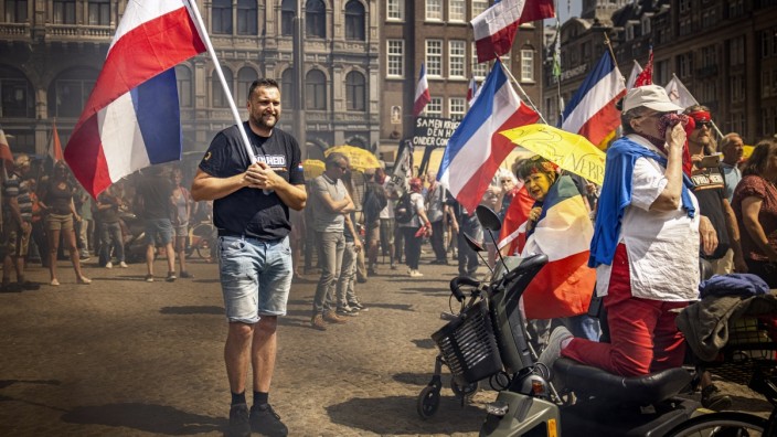 Niederlande: Oben Blau, unten Rot: Am Dam-Platz in Amsterdam treffen sich Sympathisanten der Bauern und verwenden dasselbe Protestsymbol.