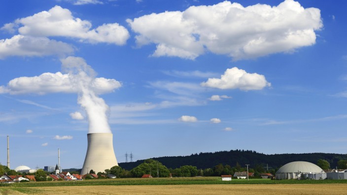 Kühlturm des Kernkraftwerks Isar2 Ohu Landshut Niederbayern Bayern Deutschland Europa *** Cool
