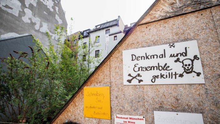 Prozess in München: Der Schriftzug "Denkmal und Ensemble gekillt" ist auf einem Schild an einer Häuserlücke zu lesen, in der bis 2017 das denkmalgeschützte Uhrmacherhäusl gestanden hat.