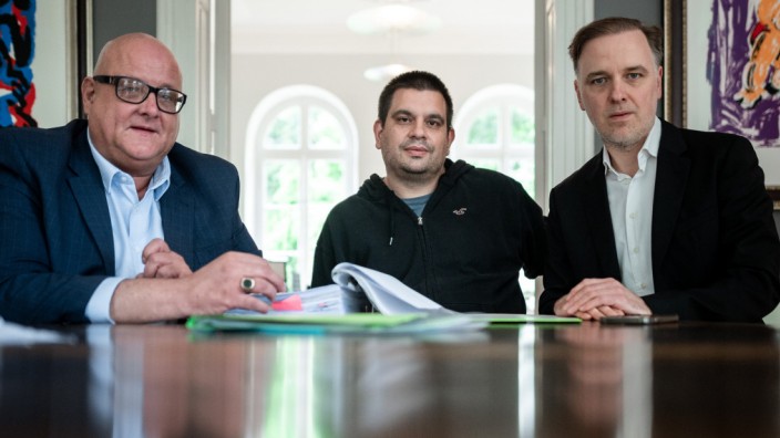 Gendersensible Sprache: Der klagende VW-Mitarbeiter (Mitte) neben seinen beiden Anwälten Dirk Giesen (links) und Burkhard Benecken.