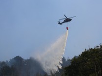 Datum: 28.07.22 / Ort: Schmilka Im Bild: Auch am Donnerstag löschen mehrere Hubschrauber den Waldbrand in der Sächsisch