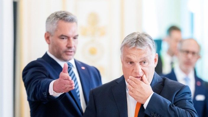 Österreich: Bundeskanzler Karl Nehammer mit Ungarns Premierminister Viktor Orbán (rechts) in Wien. Bei der Pressekonferenz waren genau zwei Fragen zugelassen.