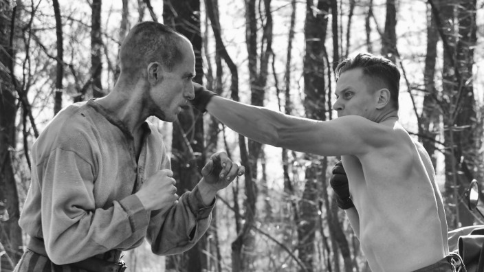 "The Survivor" im Kino: Harry Haft (Ben Foster, r.) überlebt Auschwitz, weil er unter Zwang Gladiatorenkämpfe gegen seine Mithäftlinge austrägt.