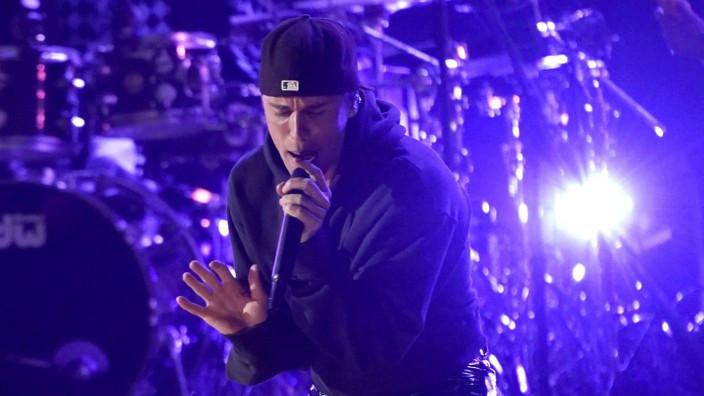 Musik-Podcast: Justin Bieber singt "Peaches" bei den Grammy Awards in Las Vegas. Dass mehr dahintersteckt als entspannt bekifftes Liebeslied, lernt man "Switched on Pop".