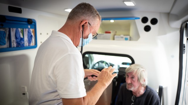 Medmobil im Landkreis Freising: Die Ausstattung des Medmobils wird vollends aus Spenden finanziert. Mittlerweile ist Odo Weyerer für jeden Krankheitsfall gerüstet.