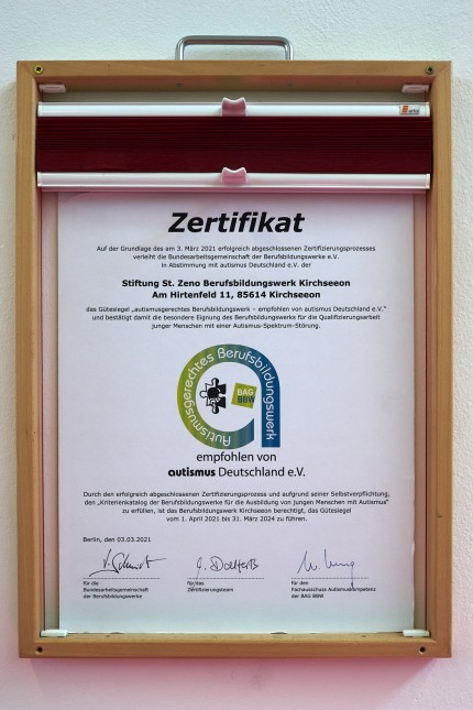 Kirchseeon: Im April 2021 bekam St. Zeno ein Zertifikat als "Autismusgerechte Ausbildungsstätte" verliehen.