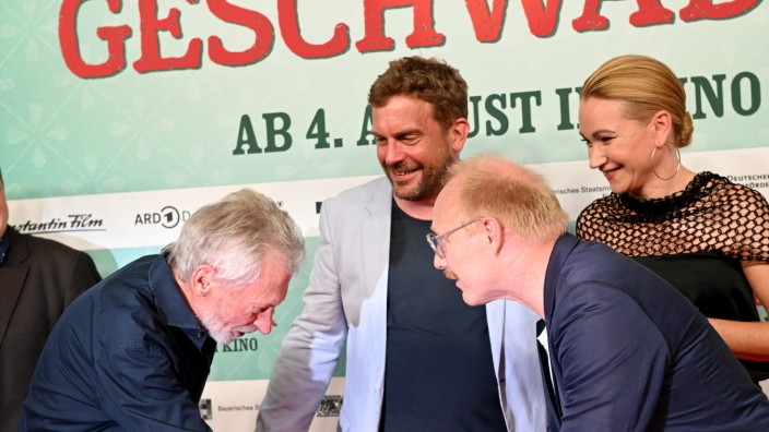 SZenario: Fußball-Weltmeister trifft Niederbayern-Idole: Paul Breitner (links) mit Sebastian Bezzel, Simon Schwarz und Lisa Maria Potthoff.