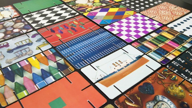 Lieblingsdings: Viele Kartenmotive hat Charles Eames für sein Spiel aus dem Alltag genommen: Nadeln, Murmeln, Stifte. Mit je sechs Schlitzen an den Seiten lassen sich die Karten zusammenstecken.