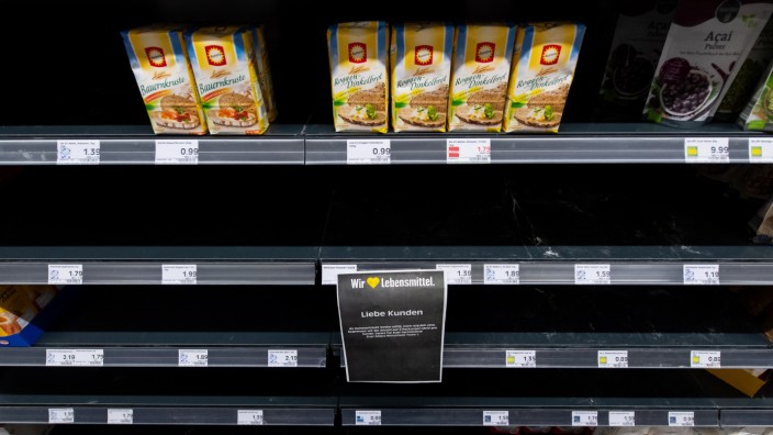 Wohlstand und Konsum: Leere Regale. Ein Anblick, an den sich viele Supermarkt-Kunden inzwischen gewöhnt haben.
