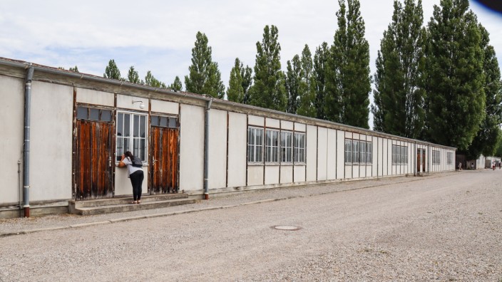 Dachau: Die bayerische Staatsregierung will die beiden 1960 rekonstruierten Häftlingsbaracken in Dachau sanieren.