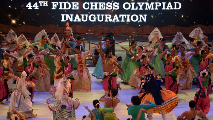 Wettbewerb: Fröhlich und friedlich ging es zu bei der Eröffnung der Schacholympiade in Chennai. Hinter den Kulissen wirken aber ganz andere Kräfte.