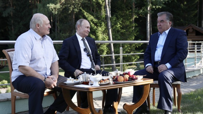 Russland und seine Nachbarn: Russlands Präsident Wladimir Putin 2019 mit seinen Kollegen aus Belarus, Alexander Lukaschenko (links) und Tadschikistan, Emomali Rahmon.