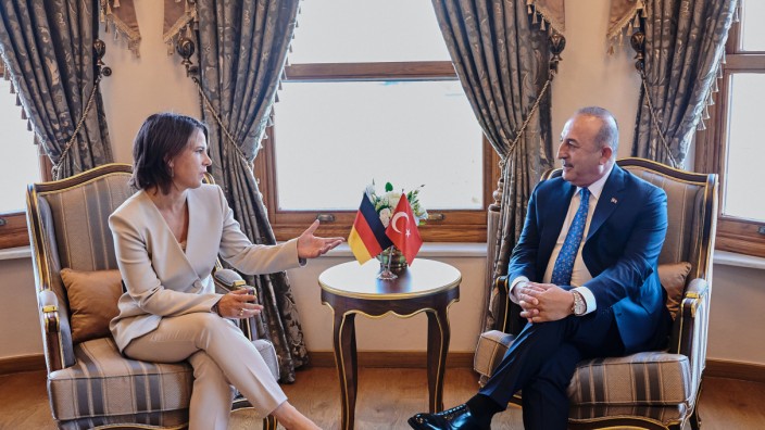 Östliches Mittelmeer: Bundesaußenministerin Annalena Baerbock (Grüne) und ihr türkischer Kollege Mevlüt Çavuşoğlu am Freitag in Ankara.