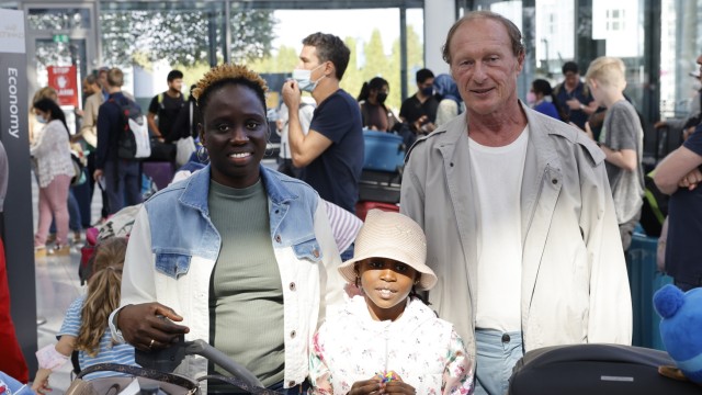Münchner Flughafen: Fatou Mata wandert gemeinsam mit ihrem Mann und ihrer Tochter nach Gambia aus.
